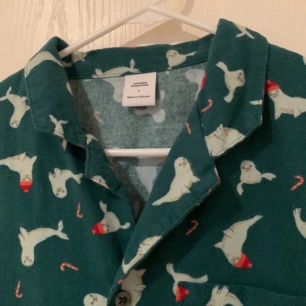 Christmas seal 🦭 pajama top long sleeved seals w hats candy canes used & cute - Picture 4 of 17